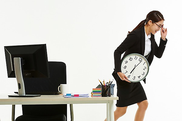 포토 JPG 스튜디오촬영 여자 의자 한명 미소 들기 사람 정장 상반신 성인 옆모습 30대 사무실 한국인 머그컵 작업 직장인 비즈니스우먼 책상 벽시계 문서 연필꽂이 퇴근 치마정장 6시 성인여자한명만 안경낌 국내포토 직업 1 옷 안경 뷰포인트 시계 가구 비즈니스 모션 문구용품 실내 표정 동양인 컵 장년 치마 시간 출퇴근 여자한명만 성인여자만 파일형식