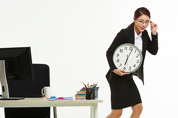 포토 JPG 스튜디오촬영 응시 여자 의자 한명 미소 들기 사람 정장 상반신 성인 옆모습 30대 사무실 한국인 머그컵 작업 직장인 비즈니스우먼 책상 벽시계 문서 연필꽂이 퇴근 치마정장 6시 눈치 성인여자한명만 안경낌 국내포토 직업 1 시선 옷 안경 뷰포인트 시계 가구 비즈니스 모션 문구용품 실내 표정 동양인 컵 장년 치마 시간 출퇴근 여자한명만 성인여자만 파일형식