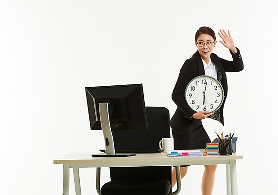 포토 JPG 스튜디오촬영 여자 의자 한명 미소 들기 사람 정장 상반신 성인 옆모습 30대 사무실 한국인 머그컵 인사 작업 직장인 비즈니스우먼 책상 벽시계 연필꽂이 퇴근 치마정장 6시 눈치 성인여자한명만 안경낌 칼퇴근 국내포토 직업 1 옷 안경 뷰포인트 시계 가구 비즈니스 모션 문구용품 실내 표정 동양인 컵 장년 치마 예절 시간 출퇴근 여자한명만 성인여자만 파일형식