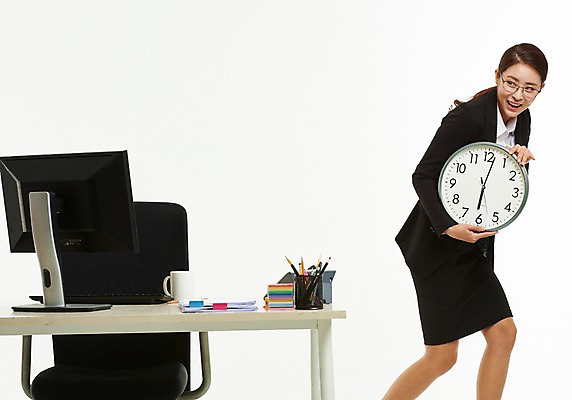 포토 JPG 스튜디오촬영 응시 여자 의자 한명 미소 들기 사람 정장 상반신 성인 옆모습 30대 사무실 한국인 머그컵 작업 직장인 비즈니스우먼 책상 벽시계 문서 연필꽂이 퇴근 치마정장 6시 성인여자한명만 안경낌 칼퇴근 국내포토 직업 1 시선 옷 안경 뷰포인트 시계 가구 비즈니스 모션 문구용품 실내 표정 동양인 컵 장년 치마 시간 출퇴근 여자한명만 성인여자만 파일형식