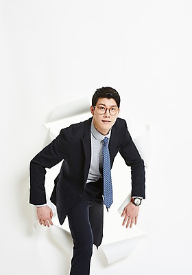 포토 JPG 스튜디오촬영 응시 남자 종이 모션 벽지 넥타이 한명 사람 정장 상반신 20대 앞모습 한국인 작업 직장인 비즈니스맨 찢어짐 성인남자한명만 안경낌 나오기 국내포토 직업 1 시선 잡화 옷 안경 뷰포인트 비즈니스 실내 동양인 청년 남자한명만 성인남자만 파일형식