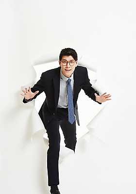 포토 JPG 스튜디오촬영 전신 응시 남자 종이 모션 벽지 넥타이 한명 미소 사람 정장 손짓 20대 앞모습 한국인 작업 직장인 비즈니스맨 찢어짐 성인남자한명만 안경낌 나오기 국내포토 직업 1 시선 잡화 옷 안경 뷰포인트 비즈니스 실내 표정 동양인 청년 남자한명만 성인남자만 파일형식