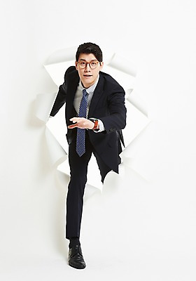 포토 JPG 스튜디오촬영 전신 응시 남자 종이 모션 벽지 넥타이 한명 사람 정장 20대 앞모습 한국인 작업 직장인 비즈니스맨 찢어짐 성인남자한명만 안경낌 나오기 국내포토 직업 1 시선 잡화 옷 안경 뷰포인트 비즈니스 실내 동양인 청년 남자한명만 성인남자만 파일형식