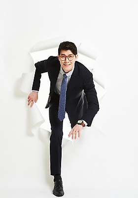 포토 JPG 스튜디오촬영 전신 응시 남자 종이 벽지 넥타이 한명 미소 사람 정장 20대 앞모습 한국인 잡기 작업 직장인 비즈니스맨 찢어짐 성인남자한명만 안경낌 나오기 국내포토 직업 1 시선 잡화 옷 안경 뷰포인트 비즈니스 모션 실내 표정 동양인 청년 남자한명만 성인남자만 파일형식