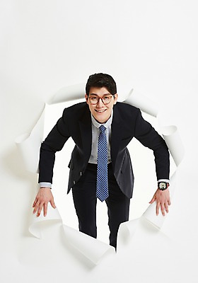 포토 JPG 스튜디오촬영 응시 남자 종이 벽지 넥타이 한명 미소 사람 정장 상반신 20대 앞모습 한국인 잡기 작업 직장인 비즈니스맨 찢어짐 성인남자한명만 안경낌 나오기 국내포토 직업 1 시선 잡화 옷 안경 뷰포인트 비즈니스 모션 실내 표정 동양인 청년 남자한명만 성인남자만 파일형식