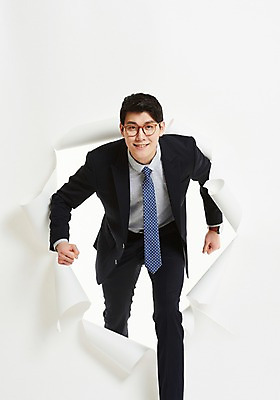 포토 JPG 스튜디오촬영 응시 남자 종이 모션 벽지 넥타이 한명 미소 사람 정장 상반신 20대 앞모습 한국인 작업 직장인 비즈니스맨 찢어짐 성인남자한명만 안경낌 나오기 국내포토 직업 1 시선 잡화 옷 안경 뷰포인트 비즈니스 실내 표정 동양인 청년 남자한명만 성인남자만 파일형식