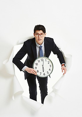 포토 JPG 스튜디오촬영 응시 남자 종이 벽지 넥타이 한명 들기 사람 정장 상반신 20대 앞모습 한국인 작업 직장인 비즈니스맨 벽시계 퇴근 찢어짐 6시 성인남자한명만 안경낌 칼퇴근 나오기 국내포토 직업 1 시선 잡화 옷 안경 뷰포인트 시계 비즈니스 모션 실내 동양인 청년 시간 출퇴근 남자한명만 성인남자만 파일형식