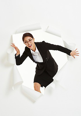 포토 JPG 스튜디오촬영 응시 여자 종이 모션 벽지 한명 미소 사람 정장 상반신 성인 앞모습 30대 한국인 작업 직장인 비즈니스우먼 찢어짐 치마정장 성인여자한명만 안경낌 나오기 국내포토 직업 1 시선 옷 안경 뷰포인트 비즈니스 실내 표정 동양인 장년 치마 여자한명만 성인여자만 파일형식