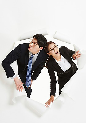 포토 JPG 스튜디오촬영 커플 응시 여자 남자 종이 벽지 사람 정장 상반신 20대 성인 두명 앞모습 30대 한국인 올려보기 작업 직장인 비즈니스맨 비즈니스우먼 동료 찢어짐 성인만 안경낌 뚫기 나오기 국내포토 직업 시선 옷 안경 뷰포인트 비즈니스 관계 모션 실내 동양인 청년 장년 파일형식