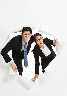 포토 JPG 스튜디오촬영 커플 응시 여자 남자 종이 모션 벽지 넥타이 사람 정장 상반신 20대 성인 두명 앞모습 30대 놀람 한국인 작업 직장인 비즈니스맨 비즈니스우먼 동료 찢어짐 성인만 안경낌 뚫기 나오기 국내포토 직업 시선 잡화 옷 감정 안경 뷰포인트 비즈니스 관계 실내 표정 동양인 청년 장년 파일형식