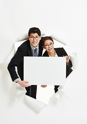 포토 JPG 스튜디오촬영 배너 커플 응시 여자 남자 종이 벽지 사각프레임 광고판 알림판 미소 들기 사람 정장 상반신 20대 성인 두명 앞모습 30대 한국인 작업 직장인 비즈니스맨 비즈니스우먼 동료 찢어짐 성인만 안경낌 뚫기 나오기 국내포토 직업 시선 옷 안경 뷰포인트 비즈니스 관계 모션 프레임 실내 표정 동양인 청년 장년 사각형 판 파일형식