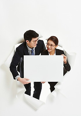 포토 JPG 스튜디오촬영 배너 커플 응시 여자 남자 종이 벽지 사각프레임 광고판 알림판 미소 들기 사람 정장 상반신 20대 성인 두명 앞모습 30대 한국인 작업 직장인 비즈니스맨 비즈니스우먼 동료 찢어짐 성인만 안경낌 뚫기 나오기 국내포토 직업 시선 옷 안경 뷰포인트 비즈니스 관계 모션 프레임 실내 표정 동양인 청년 장년 사각형 판 파일형식