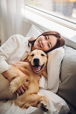 포토 JPG 주간 한마리 응시 여자 반려견 베개 안기 아침 휴식 한명 미소 사람 상반신 20대 성인 앞모습 반려동물 눕기 다정 침실 이불 한국인 침대 개 골든리트리버 창가 반려 성인여자한명만 펫팸족 국내포토 자연요소 동물 1 시선 뷰포인트 가구 컨셉 창문 포유류 침구 모션 표정 동양인 청년 리트리버 신조어 여자한명만 성인여자만 파일형식