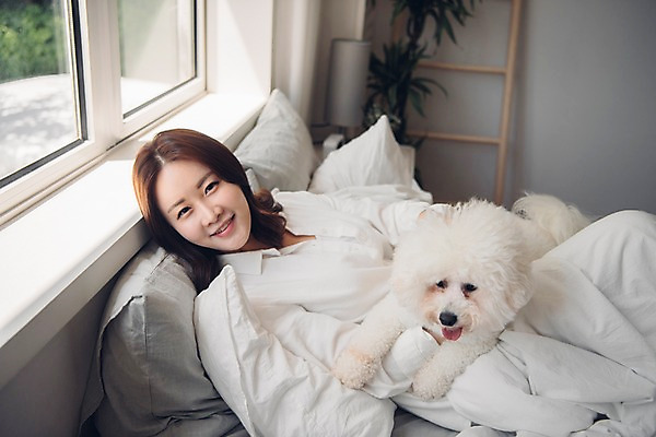 포토 JPG 한마리 응시 여자 반려견 창문 베개 아침 휴식 한명 미소 사람 상반신 20대 성인 옆모습 반려동물 눕기 다정 침실 이불 한국인 침대 개 반려 성인여자한명만 비숑프리제 펫팸족 국내포토 주간 동물 1 시선 뷰포인트 가구 컨셉 포유류 침구 모션 표정 동양인 청년 신조어 여자한명만 성인여자만 파일형식