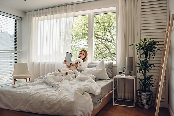 포토 JPG 주간 한마리 여자 화분 반려견 의자 창문 안기 아침 휴식 한명 미소 들기 사람 앉기 상반신 20대 성인 앞모습 반려동물 태블릿 다정 침실 이불 한국인 침대 개 반려 성인여자한명만 비숑프리제 펫팸족 국내포토 자연요소 동물 1 뷰포인트 가구 컨셉 포유류 침구 모션 표정 동양인 청년 전자제품 스마트기기 신조어 여자한명만 성인여자만 파일형식