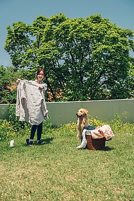 포토 JPG 주간 전신 한마리 여자 한명 미소 사람 잔디 20대 성인 야외 앞모습 반려동물 들꽃 한국인 골든리트리버 강아지 옥상 반려 빨래널기 빨래바구니 빨랫감 성인여자한명만 펫팸족 국내포토 자연요소 식물 동물 1 꽃 뷰포인트 표정 동양인 청년 바구니 개 리트리버 빨래 신조어 여자한명만 성인여자만 파일형식