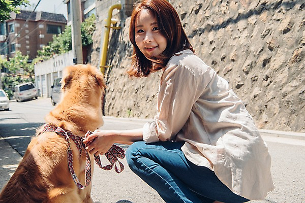 포토 JPG 주간 한마리 여자 한명 미소 사람 앉기 근접촬영 상반신 20대 성인 야외 옆모습 반려동물 산책 한국인 잡기 골든리트리버 강아지 목줄 웅크림 반려 성인여자한명만 펫팸족 국내포토 자연요소 동물 1 뷰포인트 모션 휴식 표정 동양인 청년 개 리트리버 신조어 여자한명만 성인여자만 파일형식 반려용품