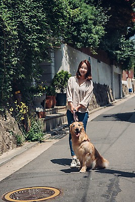 포토 JPG 주간 전신 한마리 여자 한명 미소 사람 20대 성인 야외 앞모습 반려동물 산책 한국인 잡기 골든리트리버 강아지 목줄 하수구 반려 성인여자한명만 펫팸족 국내포토 자연요소 동물 1 시설물 뷰포인트 모션 휴식 표정 동양인 청년 개 리트리버 신조어 여자한명만 성인여자만 파일형식 반려용품