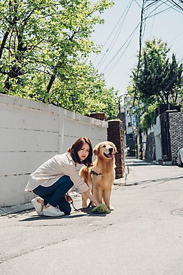 포토 JPG 주간 전신 한마리 여자 주택 한명 사람 앉기 20대 성인 야외 옆모습 반려동물 산책 한국인 잡기 골든리트리버 강아지 골목길 목줄 웅크림 반려 성인여자한명만 펫팸족 국내포토 자연요소 동물 1 길 뷰포인트 모션 휴식 동양인 청년 건물 개 리트리버 신조어 여자한명만 성인여자만 파일형식 반려용품