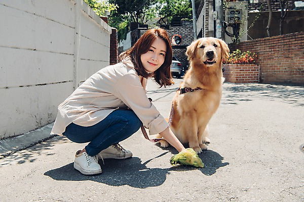 포토 JPG 주간 전신 한마리 여자 한명 미소 사람 앉기 20대 성인 야외 옆모습 반려동물 산책 한국인 잡기 골든리트리버 강아지 목줄 웅크림 반려 성인여자한명만 펫팸족 국내포토 자연요소 동물 1 뷰포인트 모션 휴식 표정 동양인 청년 개 리트리버 신조어 여자한명만 성인여자만 파일형식 반려용품