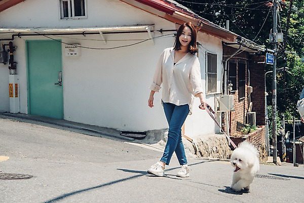 포토 JPG 주간 전신 한마리 여자 주택 한명 미소 사람 20대 성인 야외 앞모습 반려동물 걷기 산책 한국인 잡기 강아지 목줄 반려 성인여자한명만 비숑프리제 펫팸족 국내포토 자연요소 동물 1 뷰포인트 모션 휴식 표정 동양인 청년 건물 개 신조어 여자한명만 성인여자만 파일형식 반려용품