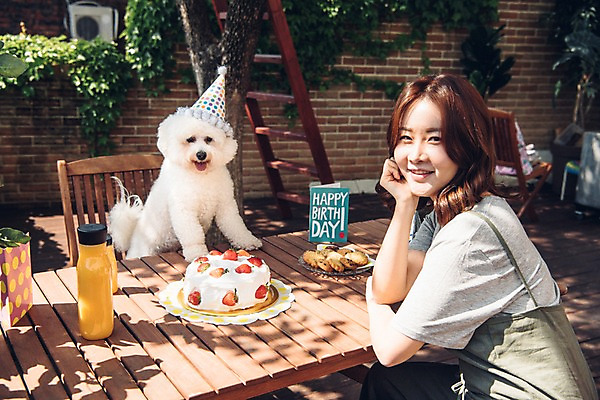 포토 JPG 주간 한마리 여자 한명 미소 사람 앉기 상반신 20대 성인 야외 옆모습 반려동물 쿠키 턱괴기 한국인 강아지 반려 성인여자한명만 비숑프리제 펫팸족 국내포토 자연요소 동물 1 뷰포인트 모션 디저트 표정 동양인 청년 개 신조어 여자한명만 성인여자만 파일형식