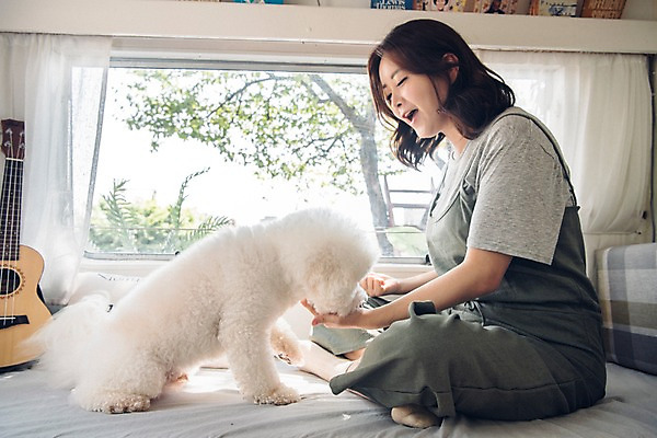 포토 JPG 전신 한마리 여자 반려견 창문 휴식 한명 미소 사람 앉기 20대 성인 옆모습 반려동물 소파 다정 캠핑 한국인 기타 개 손내밀기 마주앉기 캠핑카 반려 성인여자한명만 비숑프리제 펫팸족 국내포토 동물 1 뷰포인트 컨셉 의자 포유류 모션 자동차 현악기 레저 표정 동양인 손짓 청년 신조어 여자한명만 성인여자만 파일형식