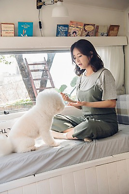 포토 JPG 전신 한마리 여자 반려견 휴식 전등 선반 함께함 한명 사람 앉기 20대 성인 옆모습 책 반려동물 소파 마주보기 캠핑 한국인 개 손내밀기 캠핑카 반려 성인여자한명만 비숑프리제 펫팸족 국내포토 동물 1 뷰포인트 가구 컨셉 의자 포유류 모션 자동차 레저 조명 동양인 손짓 청년 신조어 여자한명만 성인여자만 파일형식