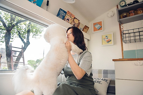 포토 JPG 주간 한마리 여자 키스 실내 한명 사람 앉기 상반신 20대 성인 옆모습 반려동물 마주보기 캠핑 한국인 강아지 캠핑카 반려 성인여자한명만 비숑프리제 펫팸족 국내포토 자연요소 동물 1 뷰포인트 모션 자동차 레저 동양인 청년 내부 개 애정표현 신조어 여자한명만 성인여자만 파일형식