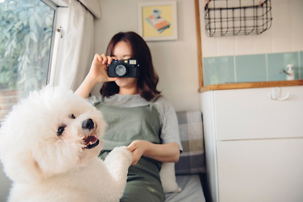 포토 JPG 주간 한마리 여자 실내 한명 사람 상반신 20대 성인 앞모습 반려동물 카메라 손잡기 사진촬영 캠핑 한국인 강아지 캠핑카 반려 성인여자한명만 비숑프리제 펫팸족 국내포토 자연요소 동물 1 뷰포인트 모션 자동차 레저 동양인 청년 내부 전자제품 촬영 개 신조어 여자한명만 성인여자만 파일형식