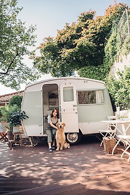 포토 JPG 주간 전신 한마리 여자 한명 미소 사람 앉기 20대 성인 야외 앞모습 반려동물 캠핑 만지기 한국인 골든리트리버 강아지 캠핑카 반려 소풍바구니 성인여자한명만 펫팸족 국내포토 자연요소 동물 1 뷰포인트 모션 자동차 레저 표정 동양인 청년 바구니 개 리트리버 신조어 여자한명만 성인여자만 파일형식