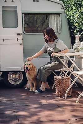 포토 JPG 주간 전신 한마리 여자 장난 놀이 나뭇잎 한명 미소 사람 앉기 20대 성인 야외 옆모습 반려동물 캠핑 한국인 골든리트리버 강아지 캠핑카 반려 소풍바구니 성인여자한명만 펫팸족 국내포토 자연요소 동물 1 뷰포인트 잎 모션 자동차 레저 표정 동양인 청년 바구니 개 리트리버 신조어 여자한명만 성인여자만 파일형식