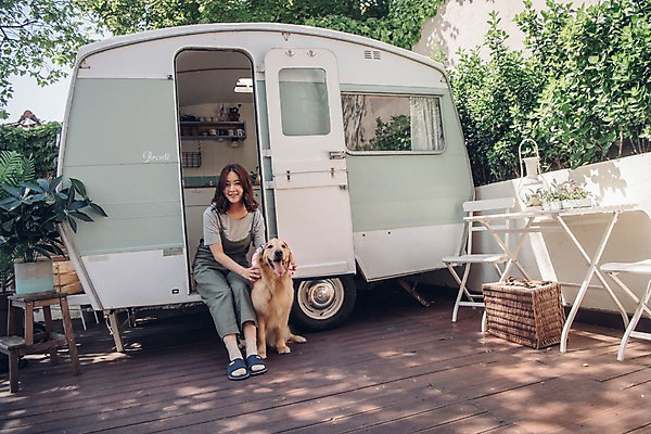 포토 JPG 주간 전신 한마리 여자 한명 미소 사람 앉기 20대 성인 야외 앞모습 반려동물 캠핑 한국인 골든리트리버 강아지 캠핑카 목베개 반려 소풍바구니 성인여자한명만 펫팸족 국내포토 자연요소 동물 1 뷰포인트 모션 자동차 레저 표정 동양인 청년 바구니 개 리트리버 신조어 여자한명만 성인여자만 파일형식