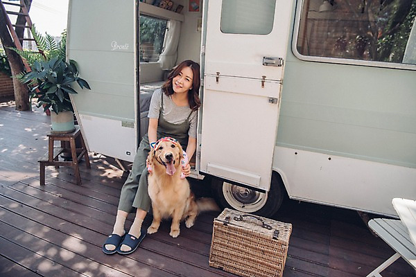 포토 JPG 주간 전신 한마리 여자 한명 미소 사람 앉기 20대 성인 야외 앞모습 반려동물 캠핑 한국인 잡기 골든리트리버 강아지 캠핑카 목베개 반려 소풍바구니 성인여자한명만 펫팸족 국내포토 자연요소 동물 1 뷰포인트 모션 자동차 레저 표정 동양인 청년 바구니 개 리트리버 신조어 여자한명만 성인여자만 파일형식