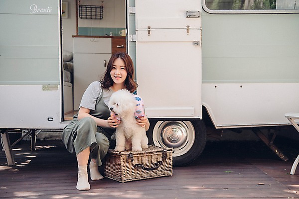 포토 JPG 주간 전신 한마리 여자 한명 미소 사람 앉기 20대 성인 야외 앞모습 반려동물 한국인 강아지 캠핑카 목베개 반려 소풍바구니 성인여자한명만 비숑프리제 펫팸족 국내포토 자연요소 동물 1 뷰포인트 모션 자동차 표정 동양인 청년 바구니 개 신조어 여자한명만 성인여자만 파일형식