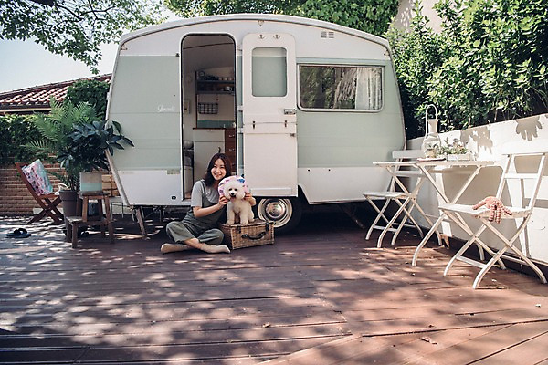포토 JPG 주간 전신 한마리 여자 한명 미소 사람 앉기 20대 성인 야외 앞모습 반려동물 한국인 강아지 캠핑장 캠핑카 목베개 반려 소풍바구니 성인여자한명만 비숑프리제 펫팸족 국내포토 자연요소 동물 1 뷰포인트 모션 자동차 표정 동양인 청년 바구니 캠핑 개 신조어 여자한명만 성인여자만 파일형식