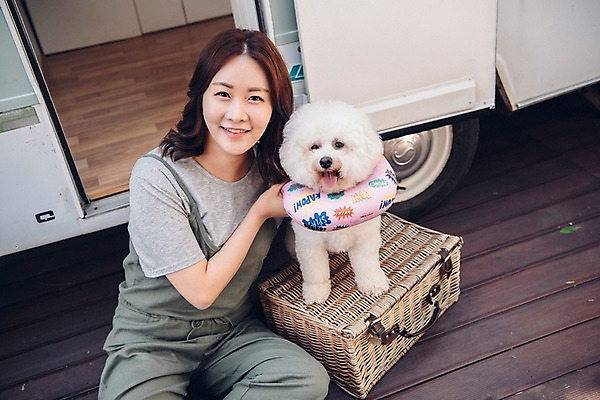 포토 JPG 주간 한마리 여자 한명 미소 사람 앉기 상반신 20대 성인 야외 앞모습 반려동물 한국인 강아지 캠핑장 캠핑카 목베개 반려 소풍바구니 성인여자한명만 비숑프리제 펫팸족 국내포토 자연요소 동물 1 뷰포인트 모션 자동차 표정 동양인 청년 바구니 캠핑 개 신조어 여자한명만 성인여자만 파일형식