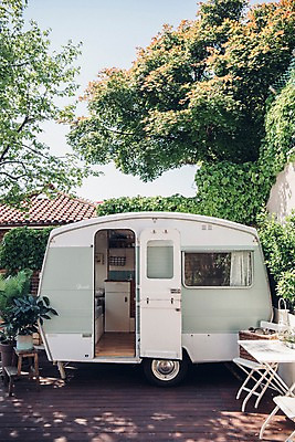 포토 JPG 주간 주택 사람없음 야외 정원 캠핑장 캠핑카 펫팸족 국내포토 자연요소 자동차 건물 캠핑 신조어 파일형식