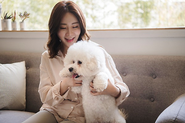 포토 JPG 주간 한마리 응시 여자 화분 반려견 쿠션 거실 안기 실내 한명 미소 사람 앉기 상반신 20대 성인 앞모습 공휴일 반려동물 소파 다정 한국인 개 창가 반려 성인여자한명만 비숑프리제 펫팸족 국내포토 자연요소 동물 1 시선 기념일 뷰포인트 컨셉 의자 창문 포유류 모션 표정 동양인 청년 내부 신조어 여자한명만 성인여자만 파일형식