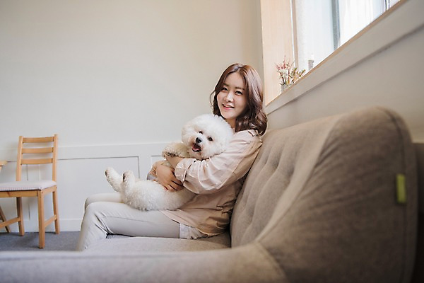 포토 JPG 한마리 여자 반려견 거실 의자 안기 휴식 실내 한명 미소 사람 앉기 상반신 20대 성인 옆모습 공휴일 반려동물 소파 다정 한국인 개 창가 반려 성인여자한명만 비숑프리제 펫팸족 국내포토 동물 1 기념일 뷰포인트 가구 컨셉 창문 포유류 모션 표정 동양인 청년 내부 신조어 여자한명만 성인여자만 파일형식