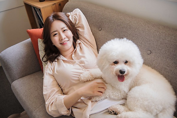 포토 JPG 한마리 응시 여자 반려견 쿠션 거실 휴식 실내 한명 미소 사람 상반신 20대 성인 앞모습 공휴일 반려동물 소파 눕기 다정 한국인 개 팔베개 반려 성인여자한명만 비숑프리제 펫팸족 국내포토 동물 1 시선 기념일 뷰포인트 컨셉 의자 포유류 모션 표정 동양인 청년 내부 신조어 여자한명만 성인여자만 파일형식