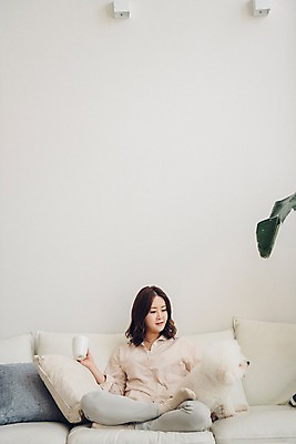 포토 JPG 전신 한마리 여자 반려견 벽 쿠션 거실 휴식 전등 실내 한명 들기 사람 앉기 20대 성인 앞모습 공휴일 반려동물 소파 다정 한국인 개 물컵 반려 성인여자한명만 비숑프리제 펫팸족 국내포토 동물 1 기념일 뷰포인트 컨셉 의자 포유류 모션 조명 동양인 청년 내부 컵 신조어 여자한명만 성인여자만 파일형식