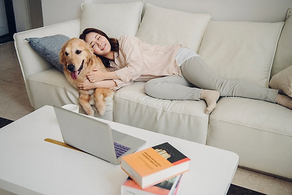 포토 JPG 전신 한마리 여자 반려견 쿠션 거실 탁자 휴식 실내 한명 미소 사람 20대 성인 옆모습 노트북 공휴일 반려동물 소파 눕기 눈감음 다정 한국인 개 골든리트리버 반려 책더미 성인여자한명만 펫팸족 국내포토 동물 1 기념일 뷰포인트 가구 컨셉 의자 포유류 모션 표정 동양인 청년 내부 책 전자제품 리트리버 신조어 무더기 여자한명만 성인여자만 파일형식