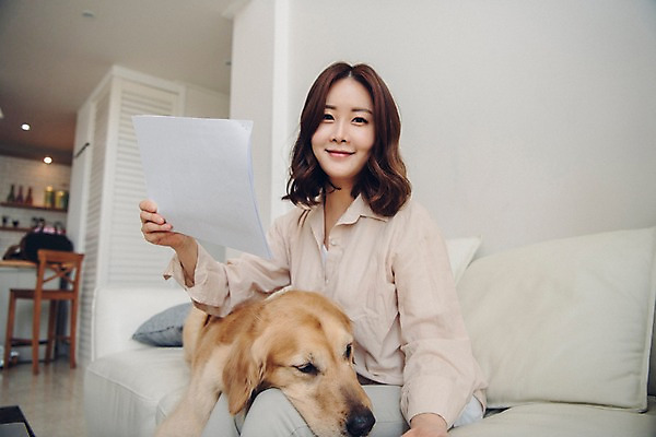 포토 JPG 한마리 응시 여자 반려견 거실 의자 실내 한명 미소 들기 사람 앉기 상반신 20대 성인 옆모습 공휴일 반려동물 소파 주방 다정 한국인 개 골든리트리버 문서 무릎베개 반려 성인여자한명만 펫팸족 국내포토 동물 1 시선 기념일 뷰포인트 가구 컨셉 포유류 모션 표정 동양인 청년 내부 리트리버 신조어 여자한명만 성인여자만 파일형식