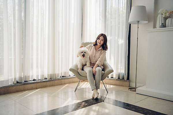 포토 JPG 주간 전신 한마리 응시 여자 반려견 거실 휴식 전등 실내 한명 미소 사람 앉기 20대 성인 앞모습 공휴일 반려동물 소파 다정 한국인 커튼 개 창가 반려 성인여자한명만 비숑프리제 펫팸족 국내포토 자연요소 동물 1 시선 기념일 뷰포인트 컨셉 의자 창문 포유류 모션 조명 표정 동양인 청년 내부 신조어 여자한명만 성인여자만 파일형식