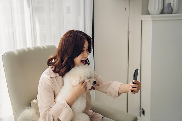 포토 JPG 한마리 응시 여자 반려견 거실 실내 한명 미소 사람 앉기 상반신 20대 성인 옆모습 스마트폰 공휴일 반려동물 소파 다정 한국인 커튼 개 셀프카메라 반려 성인여자한명만 비숑프리제 펫팸족 국내포토 동물 1 시선 기념일 뷰포인트 컨셉 의자 포유류 모션 표정 동양인 청년 내부 핸드폰 스마트기기 사진촬영 신조어 여자한명만 성인여자만 파일형식