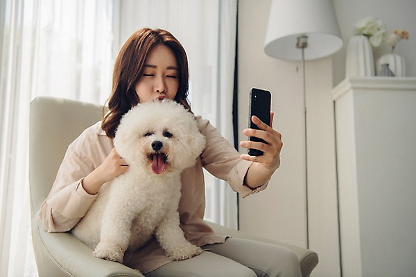 포토 JPG 주간 한마리 여자 반려견 거실 휴식 전등 실내 한명 들기 사람 앉기 상반신 20대 성인 옆모습 스마트폰 공휴일 반려동물 소파 눈감음 다정 한국인 개 셀프카메라 창가 반려 성인여자한명만 비숑프리제 펫팸족 국내포토 자연요소 동물 1 기념일 뷰포인트 컨셉 의자 창문 포유류 모션 조명 동양인 청년 내부 핸드폰 스마트기기 사진촬영 신조어 여자한명만 성인여자만 파일형식