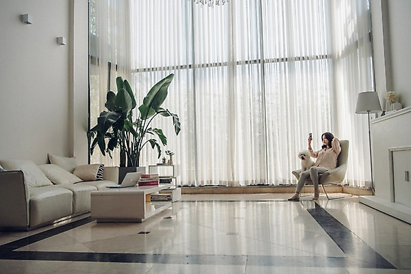 포토 JPG 주간 전신 한마리 응시 여자 화분 반려견 거실 탁자 휴식 전등 실내 한명 들기 사람 앉기 20대 성인 옆모습 스마트폰 공휴일 반려동물 소파 한국인 커튼 개 창가 반려 성인여자한명만 비숑프리제 펫팸족 국내포토 자연요소 동물 1 시선 기념일 뷰포인트 가구 컨셉 의자 창문 포유류 모션 조명 동양인 청년 내부 핸드폰 스마트기기 신조어 여자한명만 성인여자만 파일형식