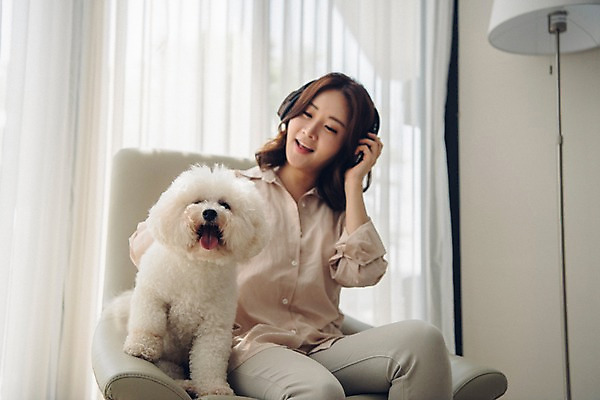 포토 JPG 주간 한마리 여자 반려견 거실 휴식 전등 실내 한명 미소 사람 앉기 상반신 20대 성인 앞모습 공휴일 반려동물 소파 헤드셋 다정 음악감상 한국인 커튼 개 창가 반려 성인여자한명만 비숑프리제 펫팸족 국내포토 자연요소 동물 1 기념일 뷰포인트 음향기기 컨셉 의자 창문 포유류 모션 조명 표정 동양인 청년 내부 헤드폰 감상 신조어 여자한명만 성인여자만 파일형식