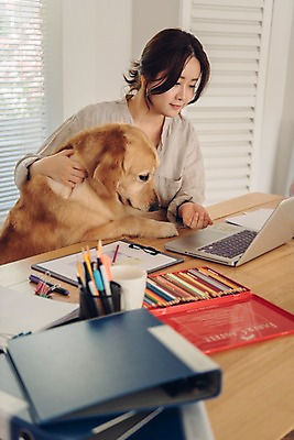 포토 JPG 한마리 응시 여자 반려견 안기 색연필 실내 한명 사람 앉기 상반신 20대 성인 옆모습 노트북 반려동물 다정 만지기 한국인 머그컵 업무 개 골든리트리버 책상 파일 연필꽂이 재택근무 문서철 반려 프리랜서 성인여자한명만 펫팸족 국내포토 동물 직업 1 시선 뷰포인트 가구 컨셉 비즈니스 포유류 모션 문구용품 학용품 동양인 청년 내부 컵 전자제품 작업 리트리버 신조어 여자한명만 성인여자만 파일형식